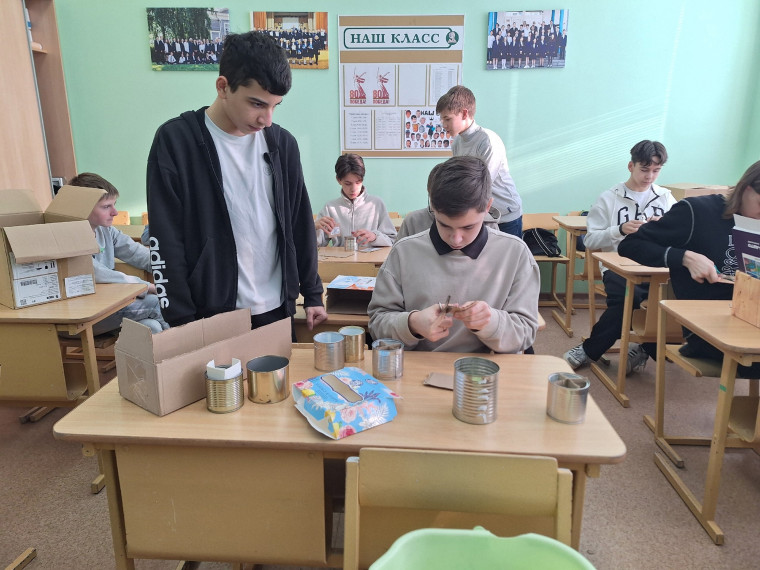 ГИМНАЗИСТЫ ГОТОВЯТ ПОСЫЛКИ БОЙЦАМ СВО.